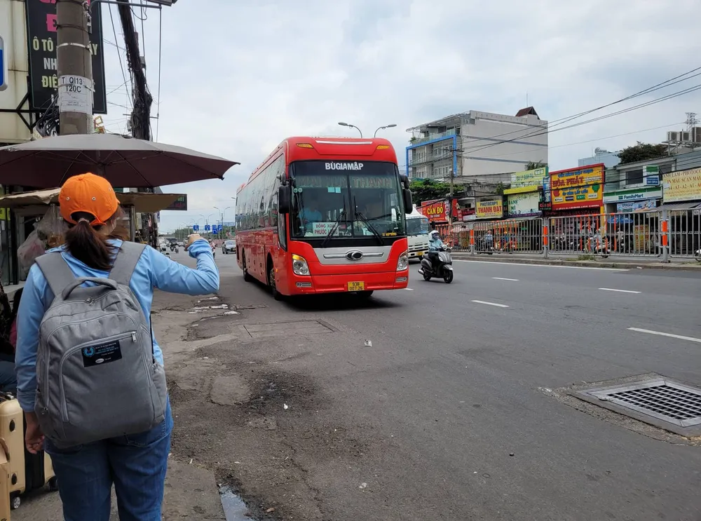 Hàng loạt phương tiện đón trả khách sai quy định. Ảnh: THANH TRANG. Hàng loạt phương tiện đón trả khách sai quy định. Ảnh: THANH TRANG.