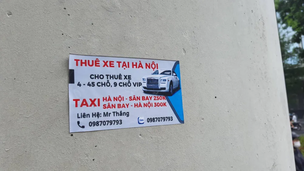 Nhiều tờ rơi được dán ở cầu Thủ Thiêm 2.
