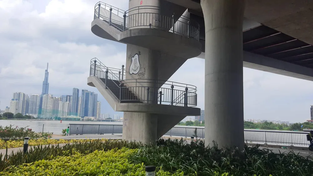 Nhiều hình vẽ to, làm xấu hình ảnh cầu Thủ Thiêm 2.