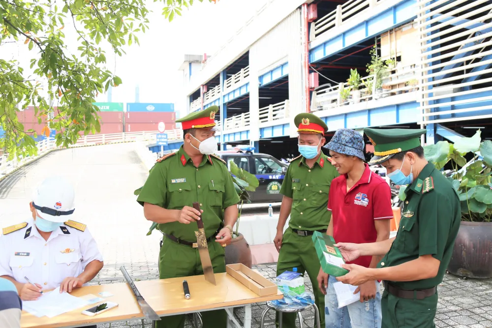 Tổ Công tác lập biên bản thu giữ tang vật. Ảnh: Công Hoan.