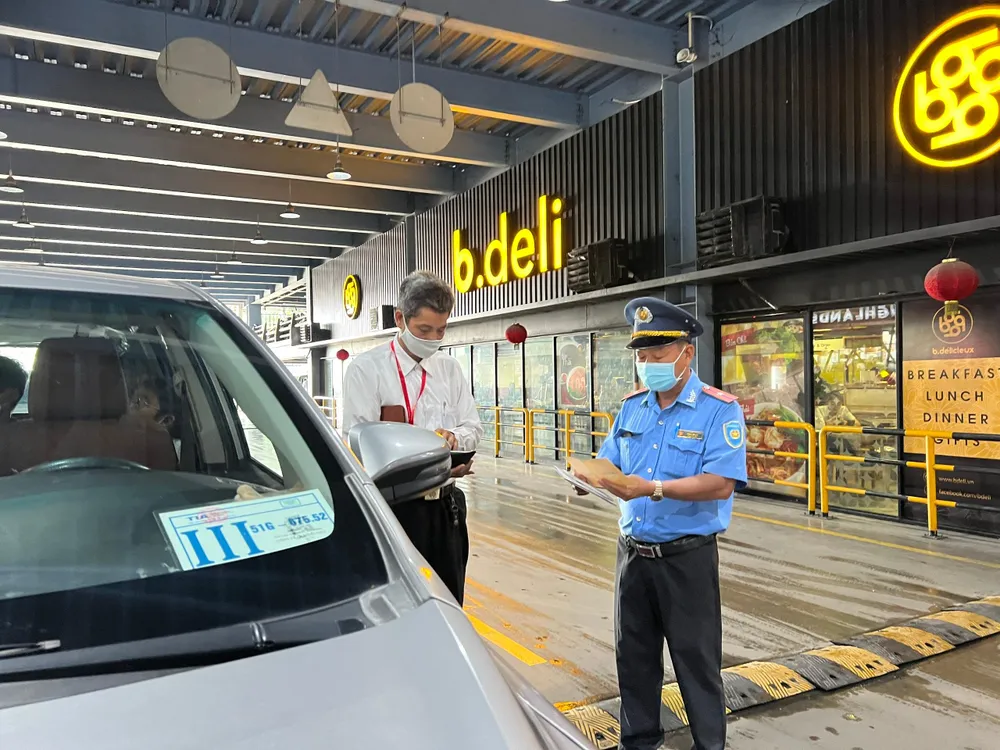 Thanh tra giao thông làm việc với xe hợp đồng của hãng Sóng Việt. Ảnh: ĐT. Thanh tra giao thông làm việc với xe hợp đồng của hãng Sóng Việt. Ảnh: ĐT.