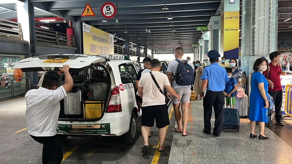 Lượng khách tăng cao vào giờ cao điểm và taxi không kịp cung ứng. Ảnh: ĐT. Lượng khách tăng cao vào giờ cao điểm và taxi không kịp cung ứng. Ảnh: ĐT.