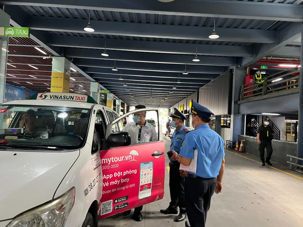 Thanh tra giao thông kiểm tra tài xế có cho xe chạy theo hợp đồng, đúng các quy định hay không. Ảnh: ĐT. Thanh tra giao thông kiểm tra tài xế có cho xe chạy theo hợp đồng, đúng các quy định hay không. Ảnh: ĐT.