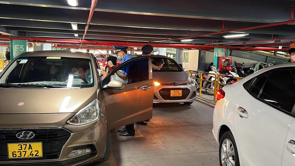 Xe công nghệ đón khách ở làn D1, D2. Ảnh: ĐT. Xe công nghệ đón khách ở làn D1, D2. Ảnh: ĐT.