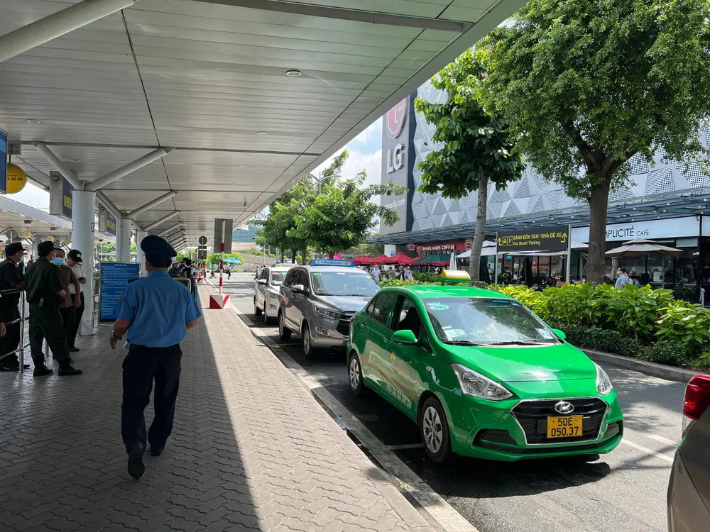 Làn đón khách của xe taxi. Ảnh: ĐT. Làn đón khách của xe taxi. Ảnh: ĐT.