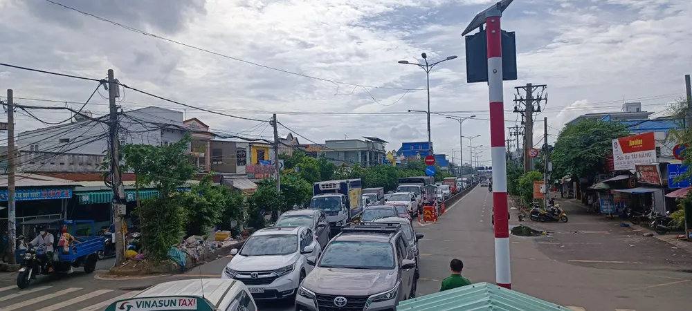 Tình trạng kẹt phà Cát Lái diễn ra từ sáng tới chiều ngày 6-8. Ảnh: ĐT.