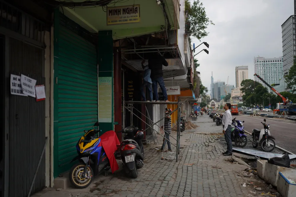 Người dân vui mừng khi phần mặt tiền đường đang dần được lộ diện. Ảnh: ĐT. Người dân vui mừng khi phần mặt tiền đường đang dần được lộ diện. Ảnh: ĐT.