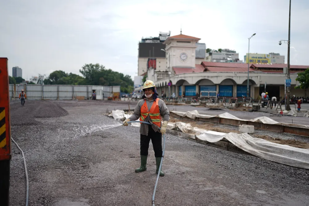 Đường Lê Lợi, phía trước chợ Bến Thành đang được thảm nhựa. Ảnh: ĐT. Đường Lê Lợi, phía trước chợ Bến Thành đang được thảm nhựa. Ảnh: ĐT.