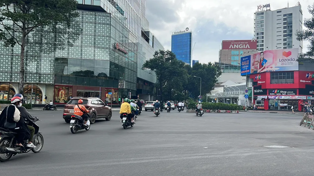 Trước đó, tại các giao lộ, các điểm rào chắn trên đường Lê Lợi vốn là điểm ùn tắc giao thông, đặc biệt là giờ cao điểm. Ảnh: ĐT. Trước đó, tại các giao lộ, các điểm rào chắn trên đường Lê Lợi vốn là điểm ùn tắc giao thông, đặc biệt là giờ cao điểm. Ảnh: ĐT.