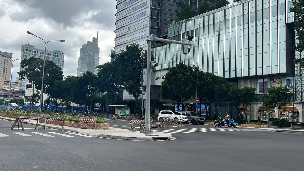 Ban Quản lý Đường sắt đô thị TP.HCM (MAUR) đã đưa ra phương án tháo dỡ rào chắn, hoàn trả mặt bằng và tái lập cảnh quan trên trục đường Lê Lợi (quận 1) vào ngày 2-9. Ảnh: ĐT. Ban Quản lý Đường sắt đô thị TP.HCM (MAUR) đã đưa ra phương án tháo dỡ rào chắn, hoàn trả mặt bằng và tái lập cảnh quan trên trục đường Lê Lợi (quận 1) vào ngày 2-9. Ảnh: ĐT.