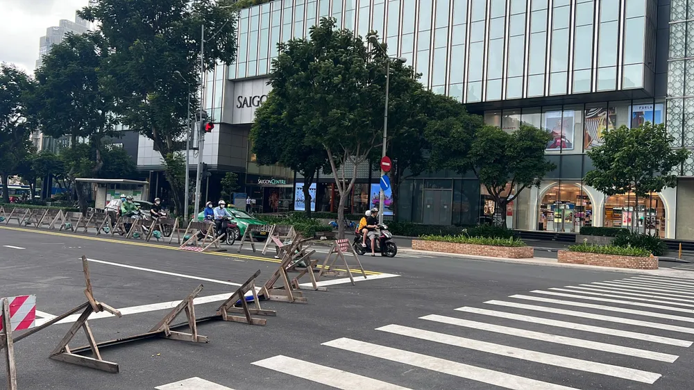 Tái lập mặt đường Lê Lợi (đoạn từ Nguyễn Huệ đến chợ Bến Thành) thực hiện theo ba giai đoạn. Trong đó, nhà thầu sẽ tái lập, làm mới vỉa hè, lề đường; hoàn thiện thiết kế đô thị trên lòng đường và vỉa hè; nâng cấp về tiện ích xã hội nhằm khuyến khích người đi bộ sử dụng phương tiện công cộng và thương mại hai bên trục đường. Ảnh: ĐT. Tái lập mặt đường Lê Lợi (đoạn từ Nguyễn Huệ đến chợ Bến Thành) thực hiện theo ba giai đoạn. Trong đó, nhà thầu sẽ tái lập, làm mới vỉa hè, lề đường; hoàn thiện thiết kế đô thị trên lòng đường và vỉa hè; nâng cấp về tiện ích xã hội nhằm khuyến khích người đi bộ sử dụng phương tiện công cộng và thương mại hai bên trục đường. Ảnh: ĐT.