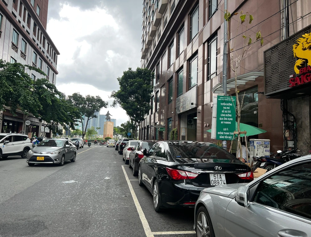 Sở GTVT TP.HCM đề nghị đơn vị quản lý thu phí đỗ xe lòng lề đường nâng cao các giải pháp công nghệ và tiện ích, trong đó có kết nối thanh toán liên thông với thu phí không dừng (ETC).