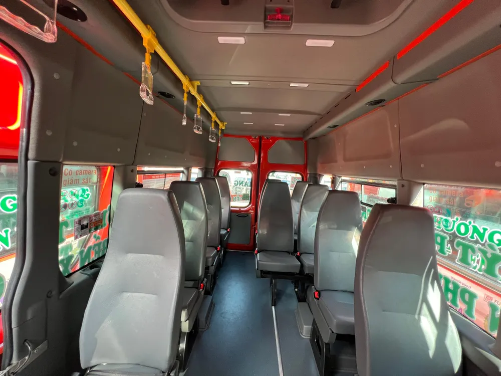 Trên xe có 14 ngồi và 6 chỗ đứng. Ảnh: ĐT.