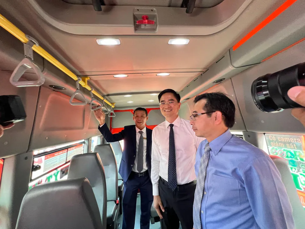 Ông Trần Quang Lâm, Giám đốc Sở GTVT TP.HCM cùng ông Đào Viết Ánh, Tổng Giám đốc Phương Trang Bus Lines tham quan xe buýt mới. Ảnh: ĐT.