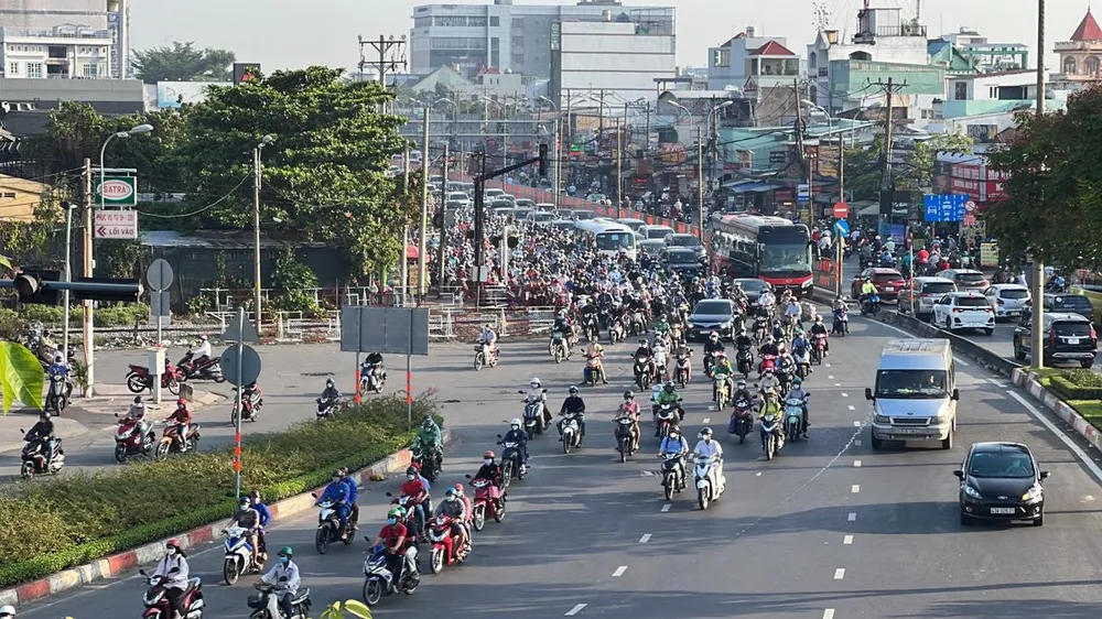 Sở GTVT TP.HCM thông báo cấm xe ô tô rẽ trái từ Quốc lộ 13 vào đường Hiệp Bình trong khoảng thời gian từ 6 giờ đến 9 giờ và từ 16 giờ đến 19 giờ. Ảnh: ĐT.