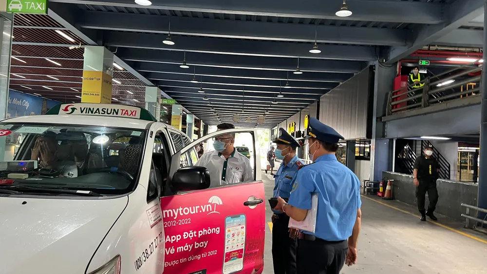 Sở GTVT TP.HCM yêu cầu xử lý nghiêm tình trạng sang nhượng hành khách dọc đường. Ảnh: ĐT. Sở GTVT TP.HCM yêu cầu xử lý nghiêm tình trạng sang nhượng hành khách dọc đường. Ảnh: ĐT.