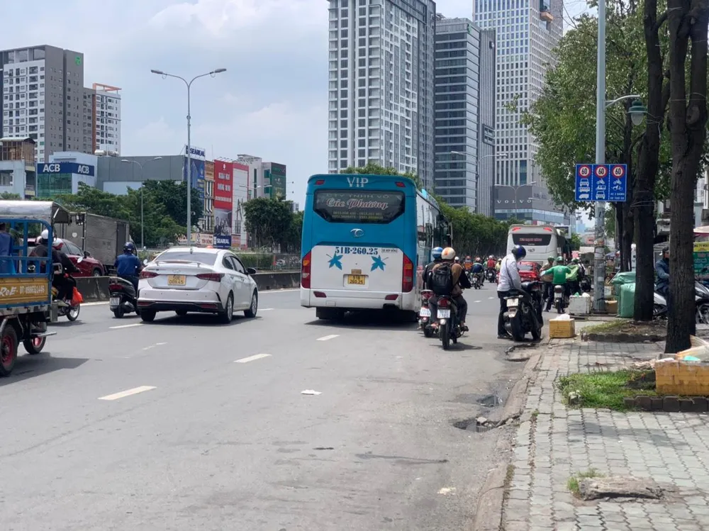 Dù Sở GTVT TP.HCM đã nhắc nhở nhưng tình trạng đón khách dọc đường chưa giảm. Ảnh: CTV.