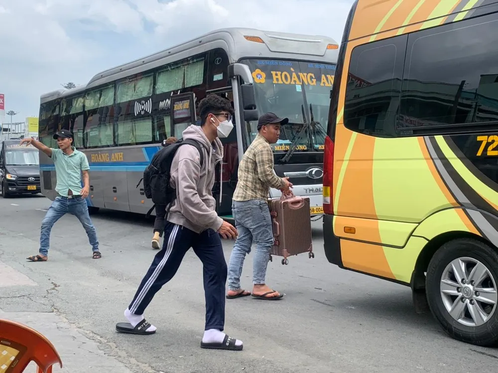 Tình trạng xe đón trả khách trên đường khá bát nháo. Ảnh: CTV.