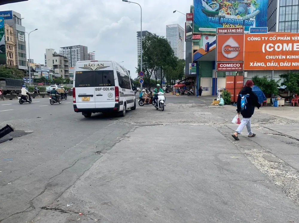 Xe đón khách dọc đường Điện Biên Phủ. Ảnh: CTV.