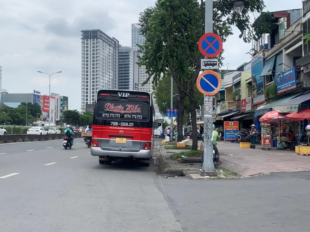 Xe đón khách dọc đường Điện Biên Phủ. Ảnh: CTV.