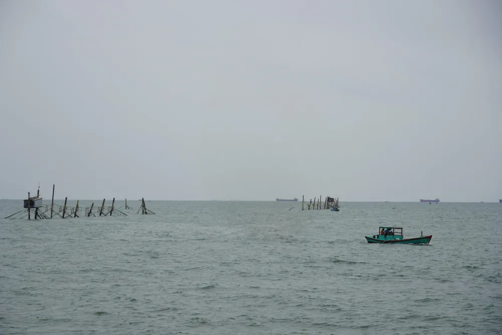 Tàu đang neo đậu tại khu neo Vũng Tàu thì gặp dông lốc, tàu bị đứt neo, trôi dạt tự do. Tàu đang neo đậu tại khu neo Vũng Tàu thì gặp dông lốc, tàu bị đứt neo, trôi dạt tự do.