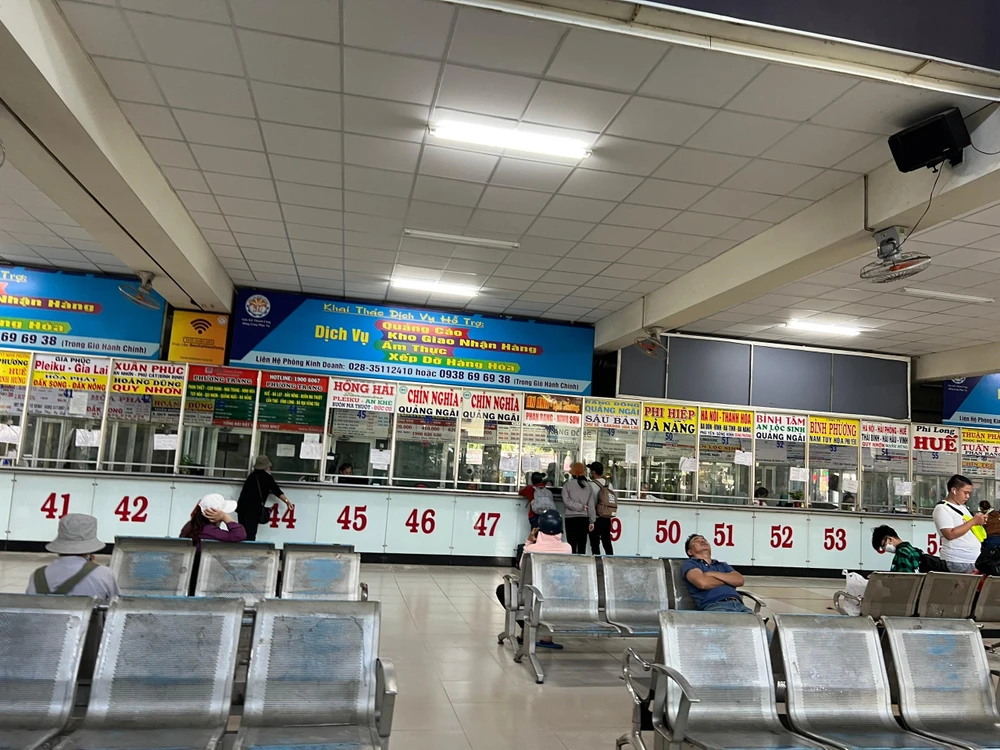 Lác đác một vài hành khách mua vé tại Bến xe Miền Đông trong sáng ngày 19-8. Ảnh: ĐT.
