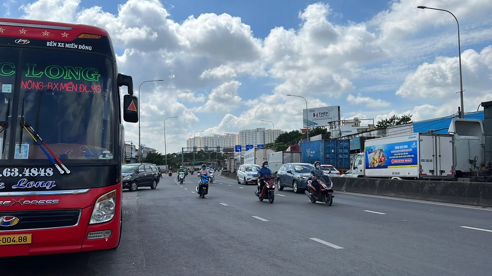 Xe dừng đỗ một khoảng thời gian dài ngay Quốc lộ 13. Ảnh: ĐT.