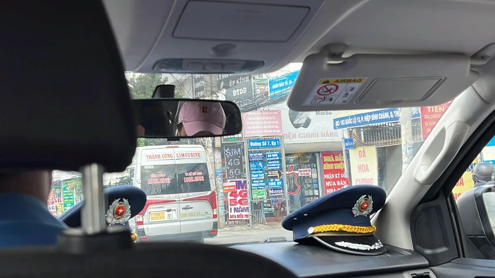 Hãng xe Thành Công nhanh chóng trả khách trên Quốc lộ 13. Ảnh: ĐT.