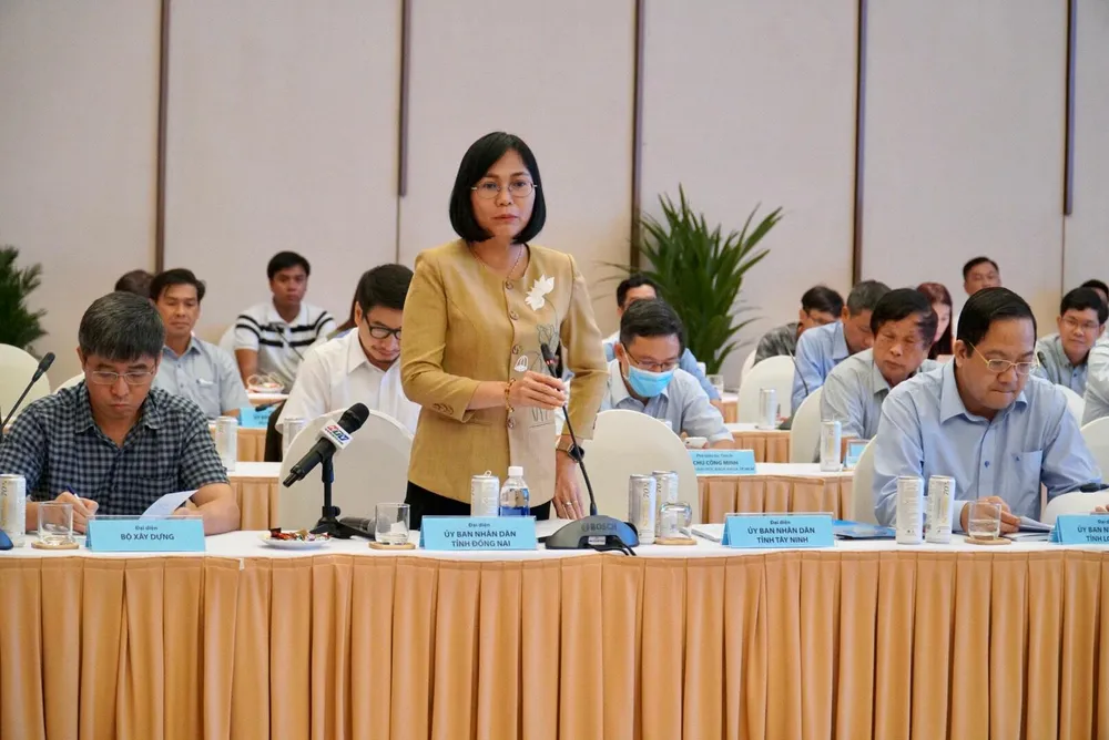 Bà Nguyễn Thị Hoàng, Phó Chủ tịch UBND tỉnh Đồng Nai kiến nghị sớm kết nối cầu Cát Lái. Ảnh: BẢO PHƯƠNG. Bà Nguyễn Thị Hoàng, Phó Chủ tịch UBND tỉnh Đồng Nai kiến nghị sớm kết nối cầu Cát Lái. Ảnh: BẢO PHƯƠNG.