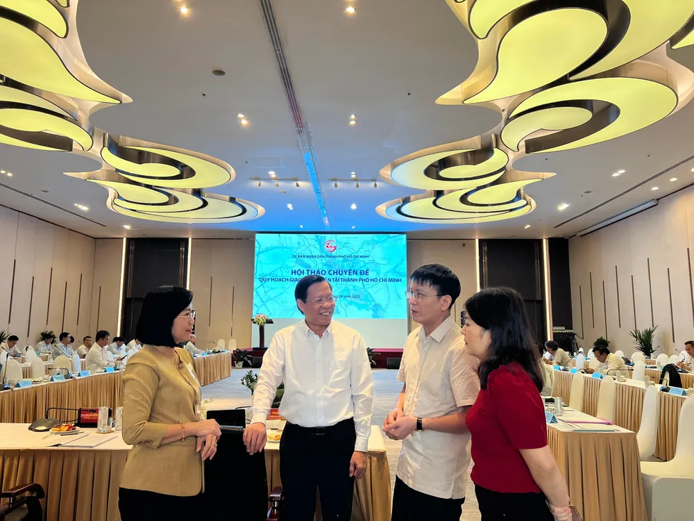 Chủ tịch UBND TP.HCM Phan Văn Mãi trao đổi cùng các địa phương và chuyên gia. Ảnh: ĐT. Chủ tịch UBND TP.HCM Phan Văn Mãi trao đổi cùng các địa phương và chuyên gia. Ảnh: ĐT.