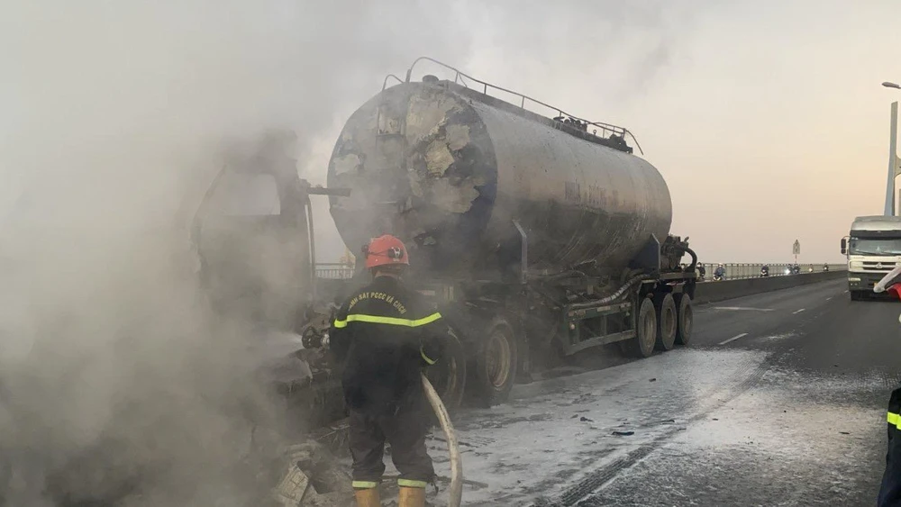 Lực lượng chức năng đã nhanh chóng có mặt xử lý sự cố. Ảnh: CTV.