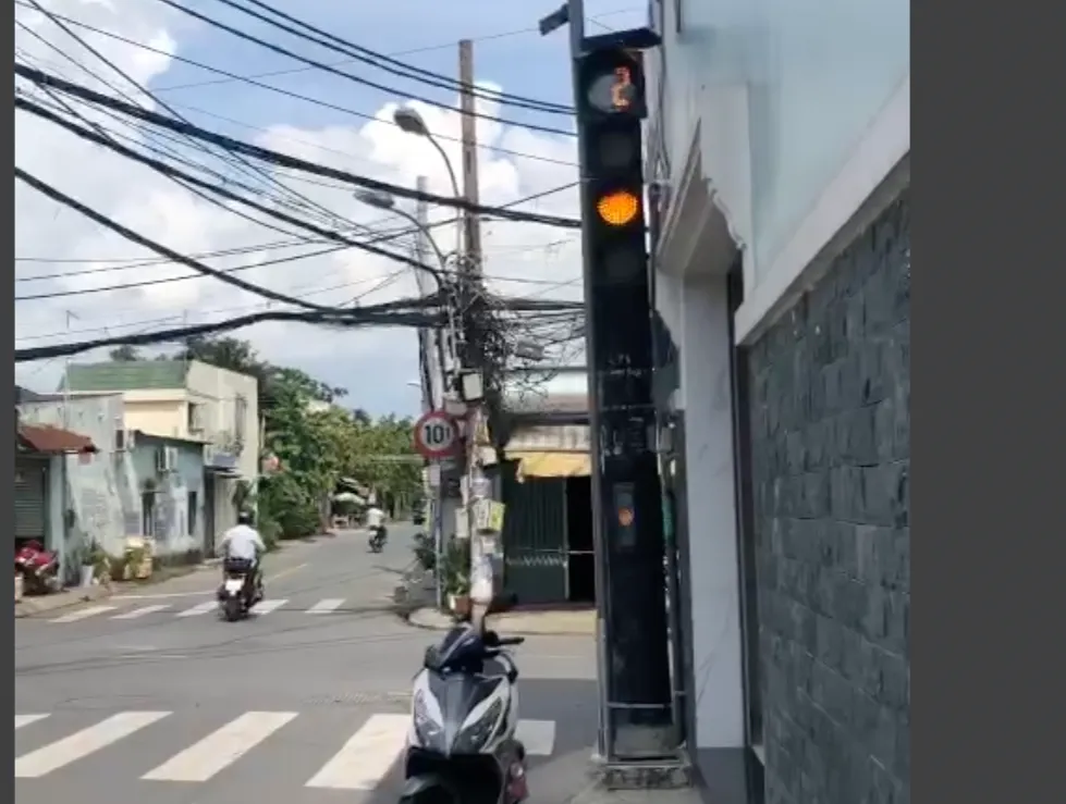 Đèn tín hiệu đã chính thức hoạt động và người dân có thể an tâm đi lại. Ảnh: CTV.