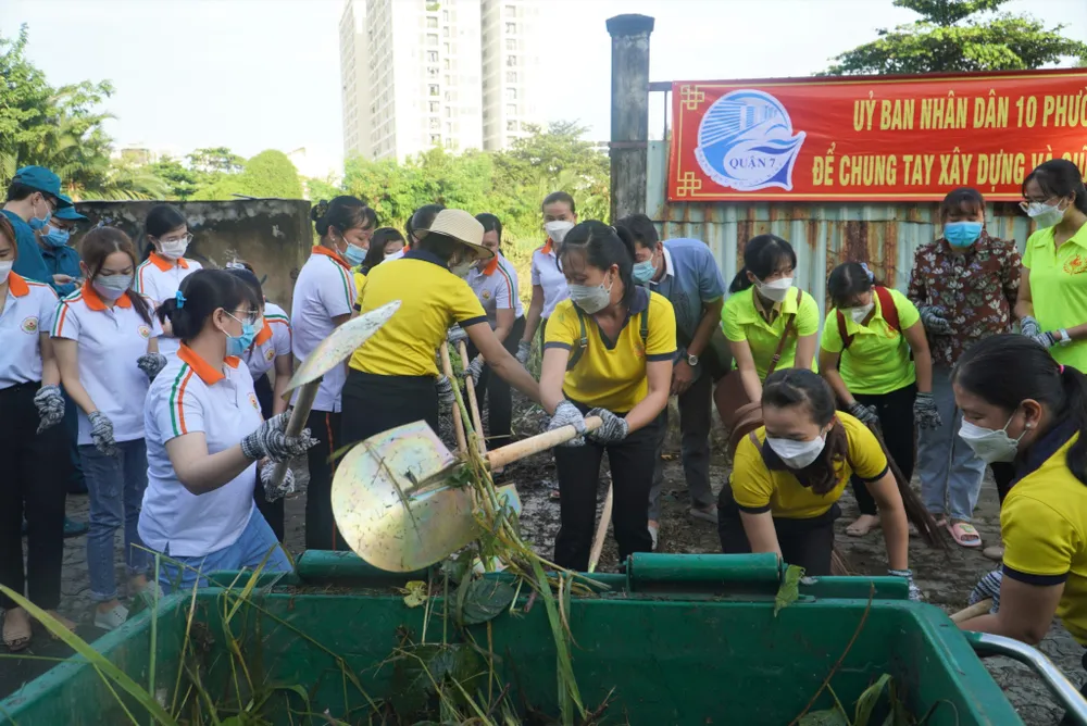 Hơn 2.800 người tham gia vệ sinh, dọn rác.