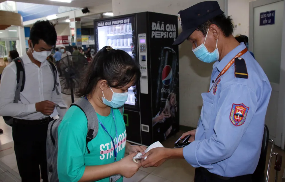 Hành khách làm thủ tục ra xe. Ảnh: ĐT.