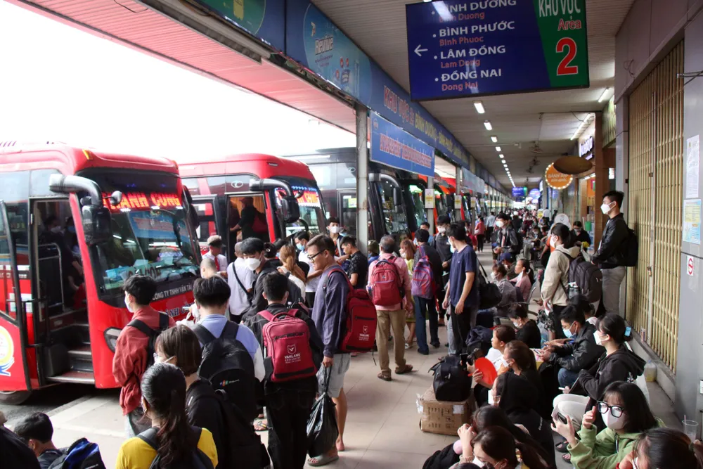 Hành khách đông đúc, nhộn nhịp về quê nghỉ lễ. Ảnh: ĐT.