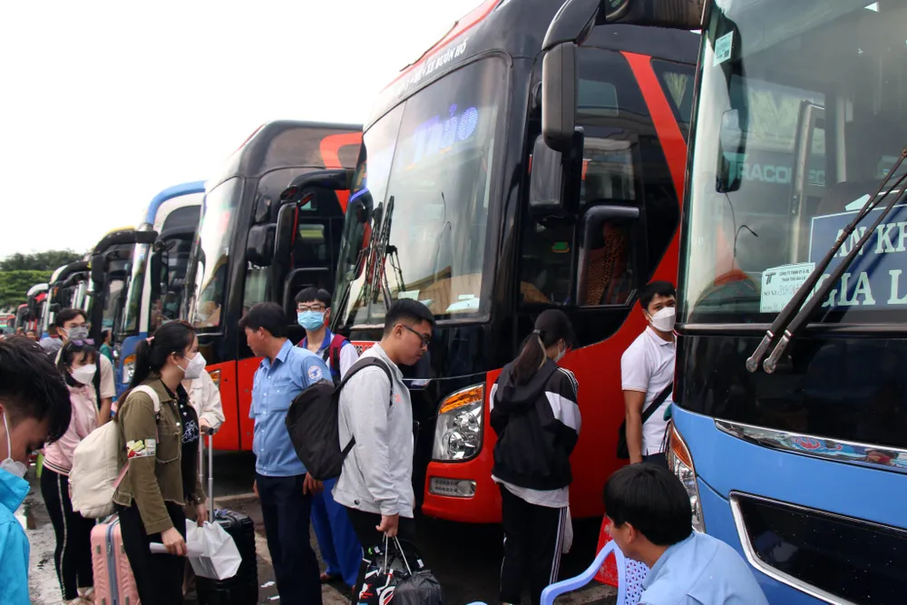 Càng về tối, lượng khách đi lại càng đông. Ảnh: ĐT.