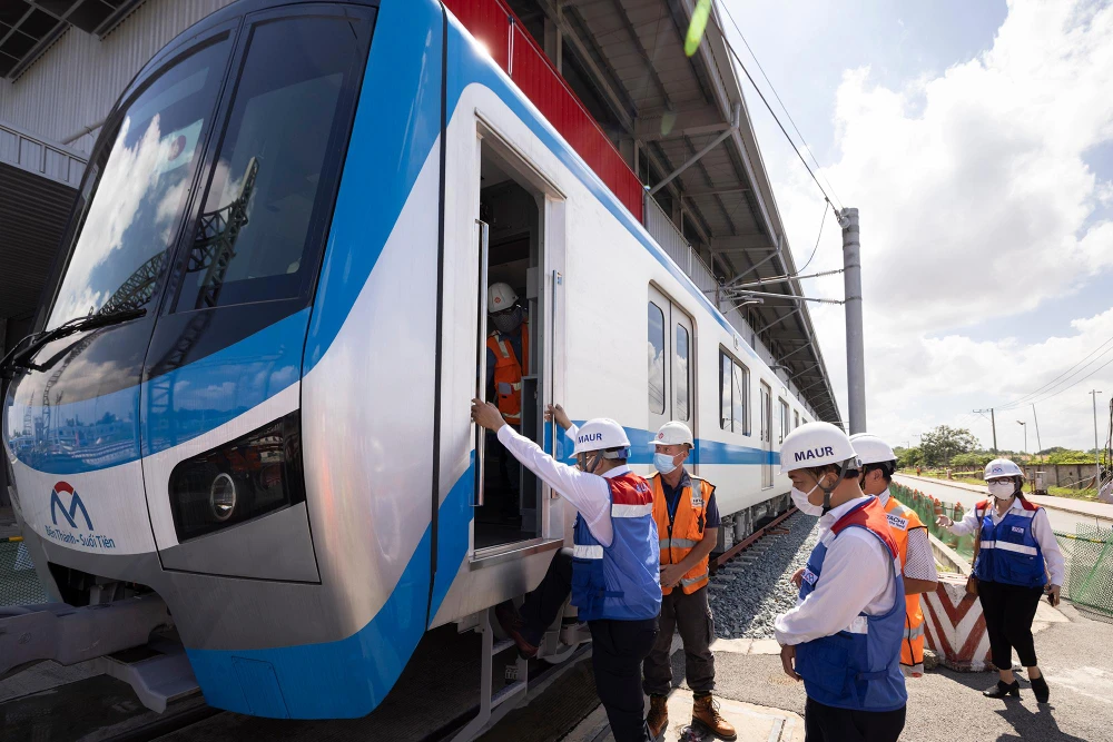 Các vị khách lên tàu metro số 1. Ảnh: MINH HOÀ.