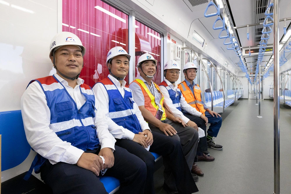 Những vị khách đầu tiên cũng là những người gắn bó với metro số 1. Ảnh: MINH HOÀ.
