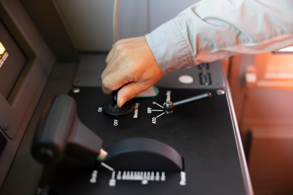 Công tác điều khiển tàu metro số 1. Ảnh: MINH HOÀ.