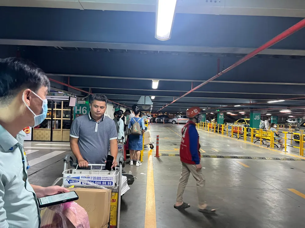 TP.HCM yêu cầu các đơn vị vận tải, xe công nghệ ưu tiên điều phối phương tiện khu vực sân bay. Ảnh: ĐT. TP.HCM yêu cầu các đơn vị vận tải, xe công nghệ ưu tiên điều phối phương tiện khu vực sân bay. Ảnh: ĐT.