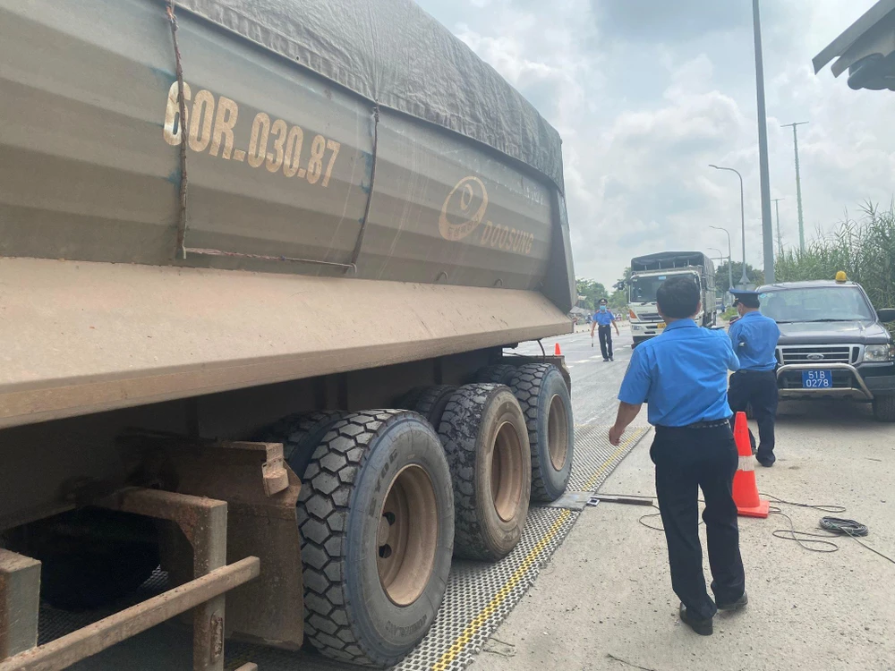 Thanh tra cũng tiến hành kiểm tra tải trọng. Ảnh: CTV.