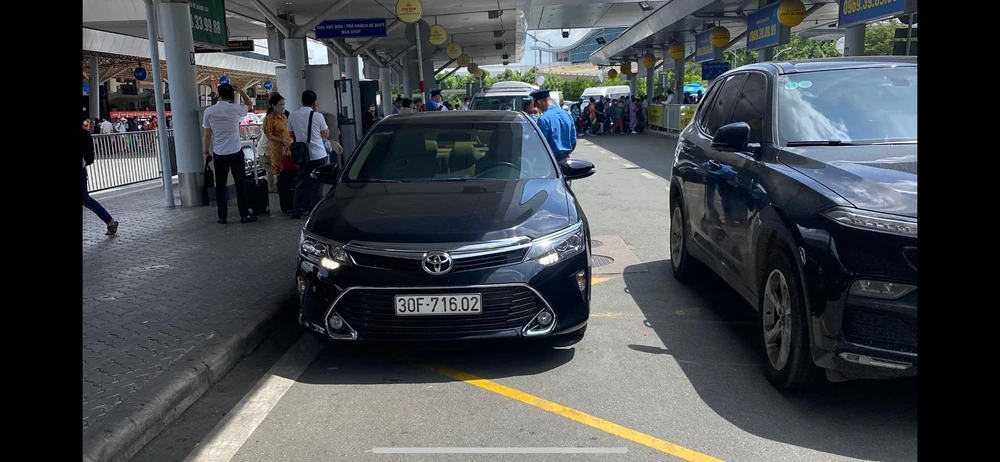 Hàng loạt các phương tiện vi phạm về việc đón trả khách sai quy định đã bị thanh tra Sở GTVT xử phạt. Ảnh minh hoạ: CTV.