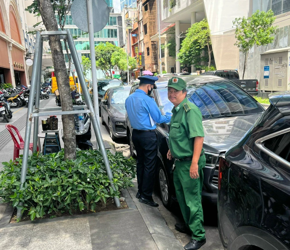 Kiểm tra tình trạng đậu xe ở những tuyến đường có thu phí. Ảnh: CTV.