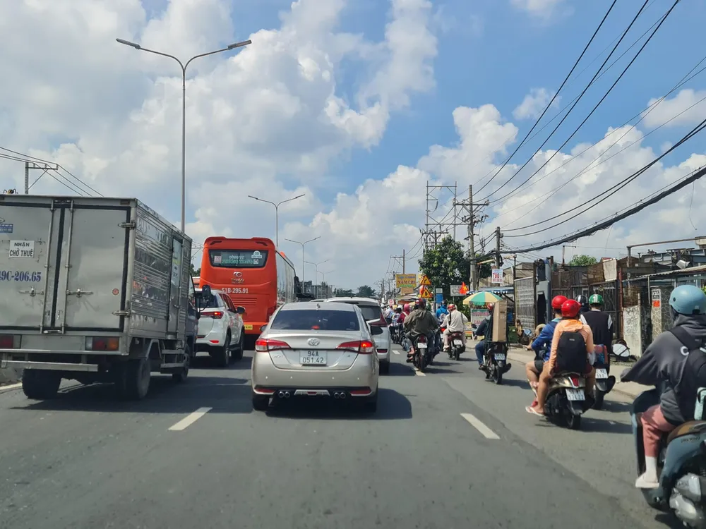 Giao thông khu vực giáp ranh TP.HCM - Long An ùn ứ nhẹ. Ảnh: Nguyễn Châu. Giao thông khu vực giáp ranh TP.HCM - Long An ùn ứ nhẹ. Ảnh: Nguyễn Châu.