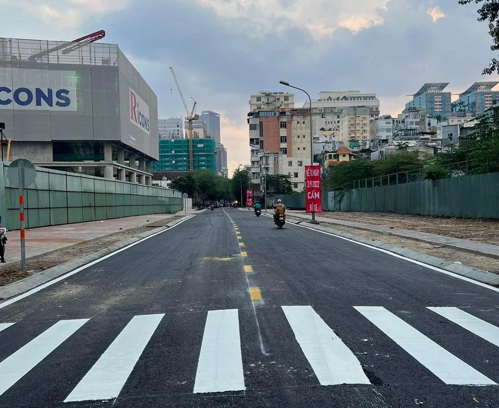 Người dân được phép lưu thông trên đường Nguyễn Siêu, quận 1 từ ngày 1-9. Ảnh: MAUR.