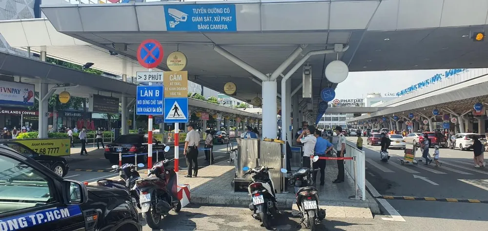 Lực lượng thanh tra có mặt tại khu vực sân bay Tân Sơn Nhất để kiểm tra và xử lý vi phạm. Ảnh: CTV. Lực lượng thanh tra có mặt tại khu vực sân bay Tân Sơn Nhất để kiểm tra và xử lý vi phạm. Ảnh: CTV.