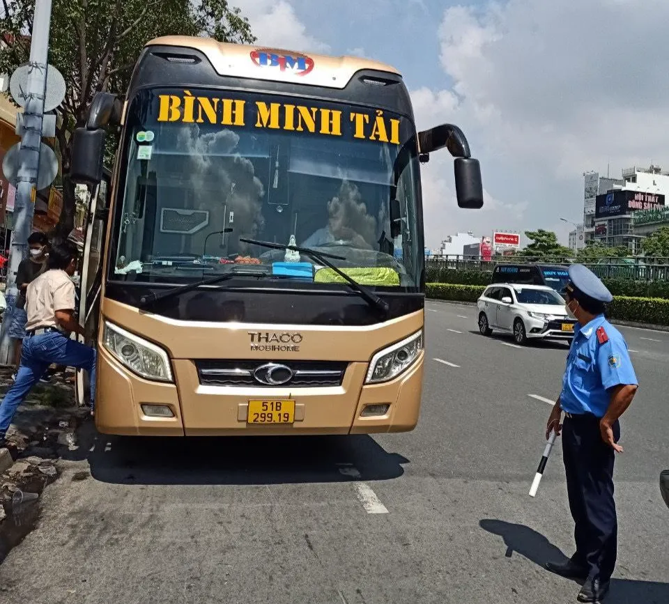 Tình trạng đón trả khách sai quy định diễn ra nhiều trong ngày 1-9. Ảnh: ĐT. Tình trạng đón trả khách sai quy định diễn ra nhiều trong ngày 1-9. Ảnh: ĐT.