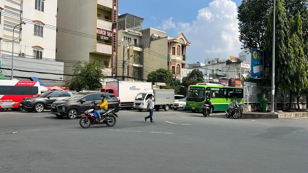 Trước cổng số 3, Bến xe Miền Đông (Bình Thạnh) ùn ứ nhẹ, nhưng không ùn tắc. Ảnh: ĐT. Trước cổng số 3, Bến xe Miền Đông (Bình Thạnh) ùn ứ nhẹ, nhưng không ùn tắc. Ảnh: ĐT.