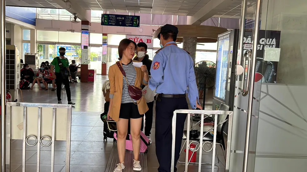 Người dân làm thủ tục xuất vé ra xe. Ảnh: ĐT. Người dân làm thủ tục xuất vé ra xe. Ảnh: ĐT.