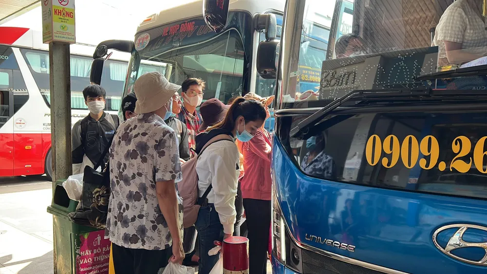 Hành khách làm thủ tục lên xe. Ảnh: ĐT. Hành khách làm thủ tục lên xe. Ảnh: ĐT.